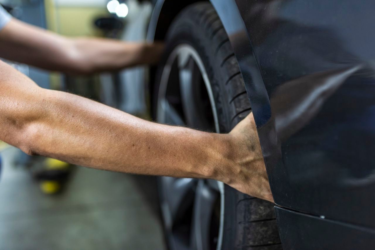 Superando el desafío de un neumático pinchado. Aprenda cómo actuar sin complicaciones.