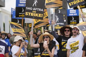 Trabajadores en huelga se manifiestan frente a Netflix el miércoles 27 de septiembre de 2023 en Los Ángeles. El Sindicato de Guionistas de Estados Unidos (WGA por sus siglas en inglés) anunció el lunes 10 de octubre de 2023 que el 99% de sus 8.525 miembros votaron a favor de ratificar el acuerdo. (Foto AP/Chris Pizzello)