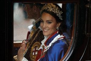 Kate, la princesa de Gales y el príncipe William viajan en un autocar después de la ceremonia de coronación del rey Carlos III de Gran Bretaña en Londres, el sábado 6 de mayo de 2023.