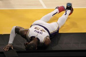 LeBron James sufrió lesión de tobillo en el duelo Lakers-Atlanta.