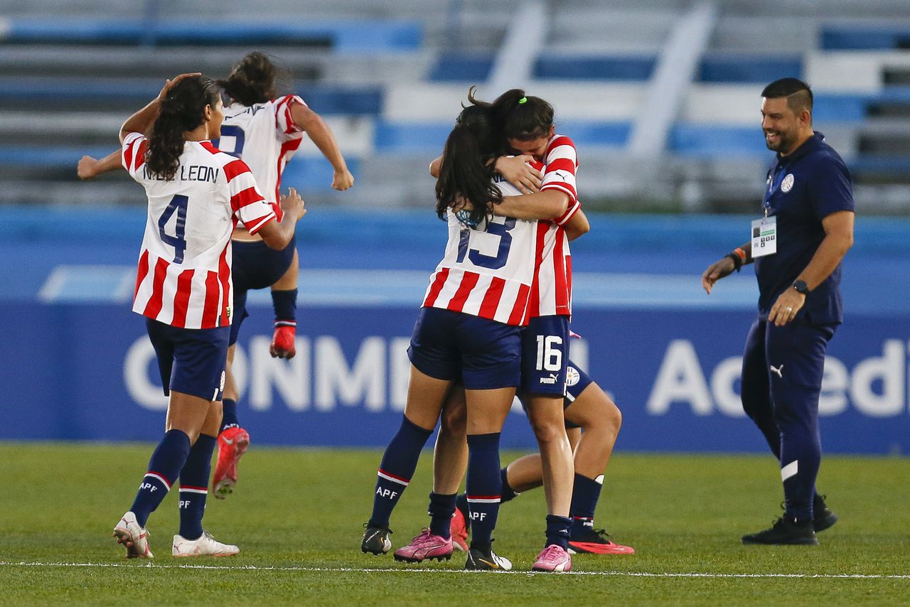 La jugadoras de la Selección de Paraguay Femenina Sub-20 celebran el gol logrado contra Colombia.