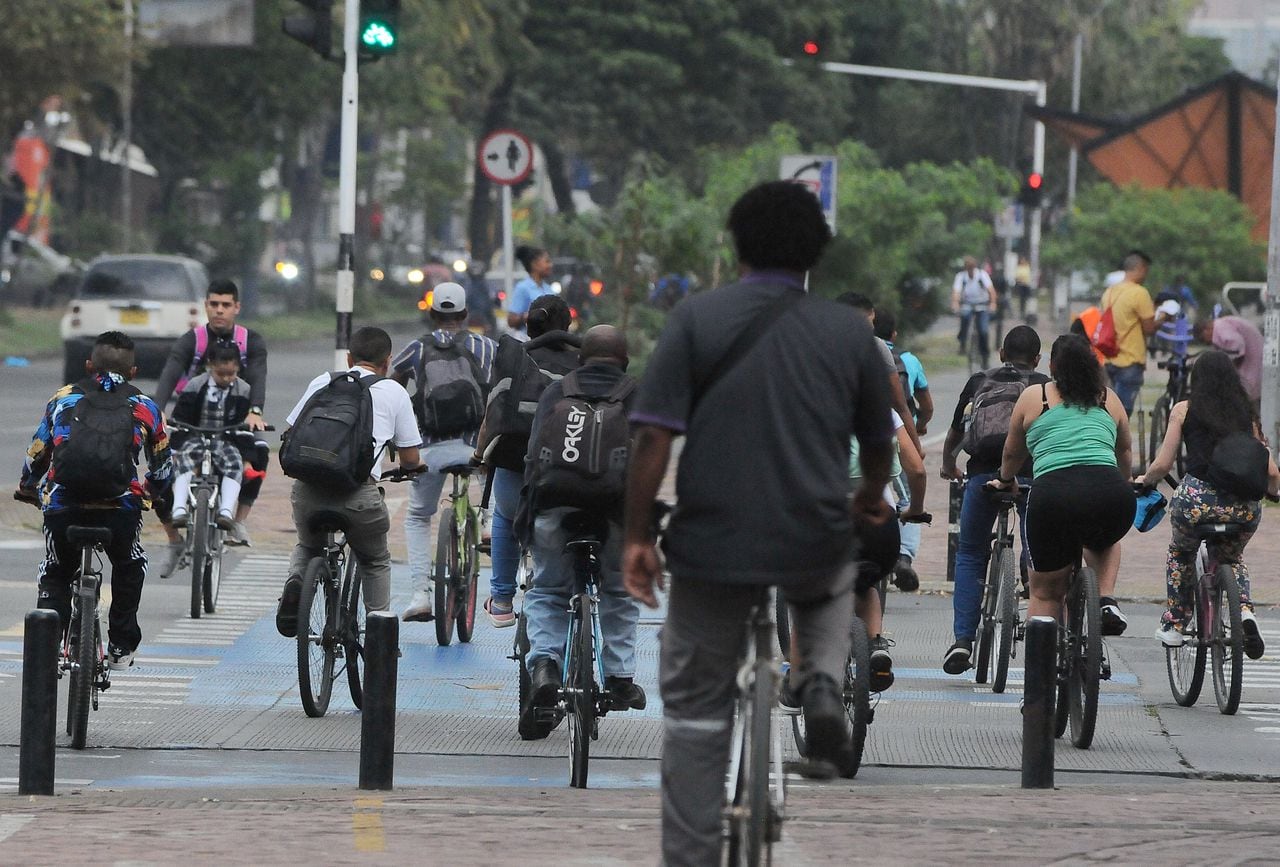 Reportaje Gráfico: Desde tempranas horas de la mañana ciclistas madrugan en Cali con distintos destinos laborales y deportivos. Muchos de ellos llevan su propia seguridad.