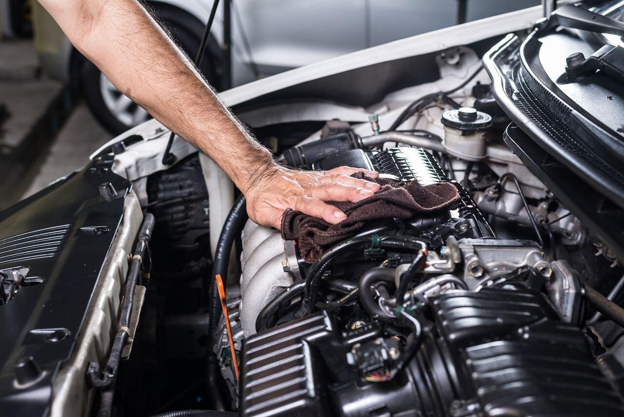 El mantenimiento adecuado del motor del automóvil es esencial, y este artículo te guiará a través de los pasos para limpiarlo correctamente.