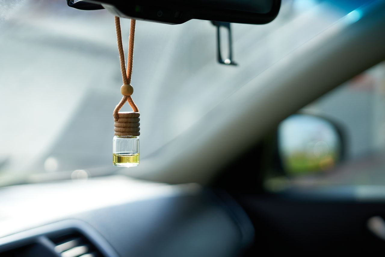 Los ambientadores son una gran opción para eliminar los malos olores de un carro.