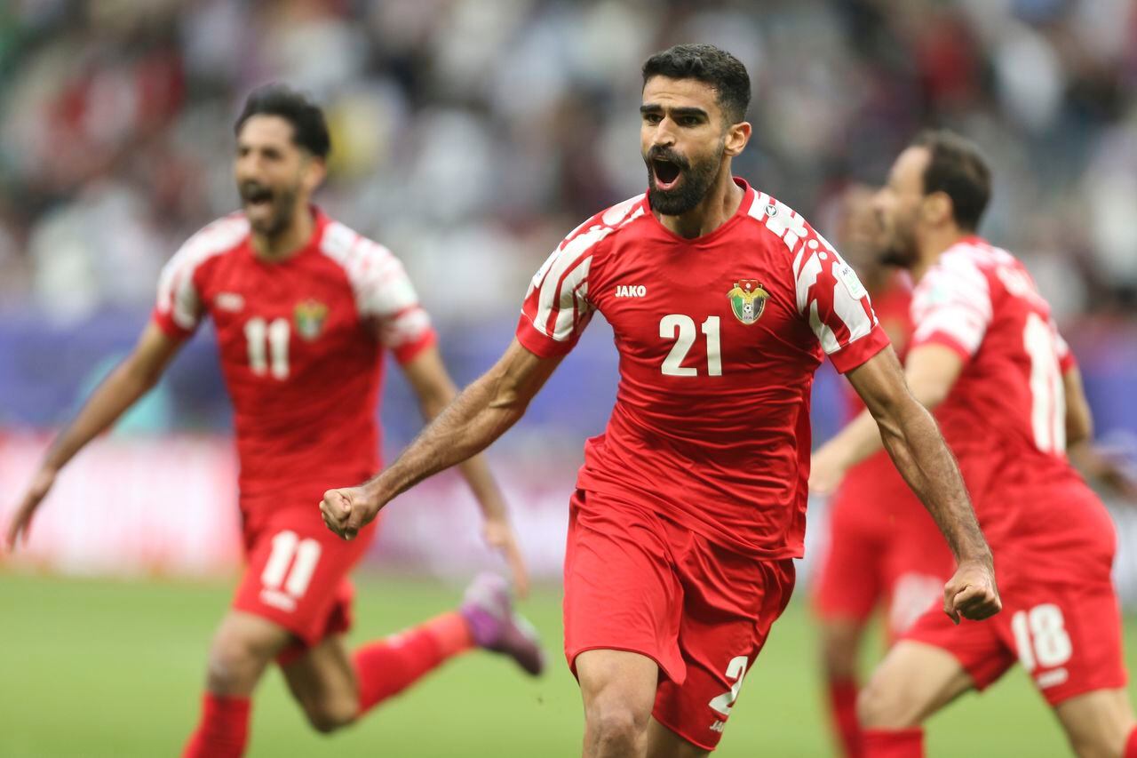 Nizar Alrashdan de Jordania celebra después de anotar el tercer gol de su equipo durante el partido de fútbol de octavos de final de la Copa Asiática entre Irak y Jordania en el Estadio Internacional Khalifa en Doha, Qatar, el lunes 29 de enero de 2024. (Foto AP/Hussein Sayed)
