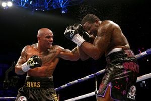 El boxeador vallecaucano Óscar Rivas contra Dillan Whyte.