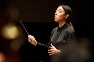 Paola Ávila se formó como violista, y luego como directora orquestal y coral. En el repertorio de hoy la Orquesta Filarmónica de Cali interpretará a Rossini, Beethoven y Lachner.