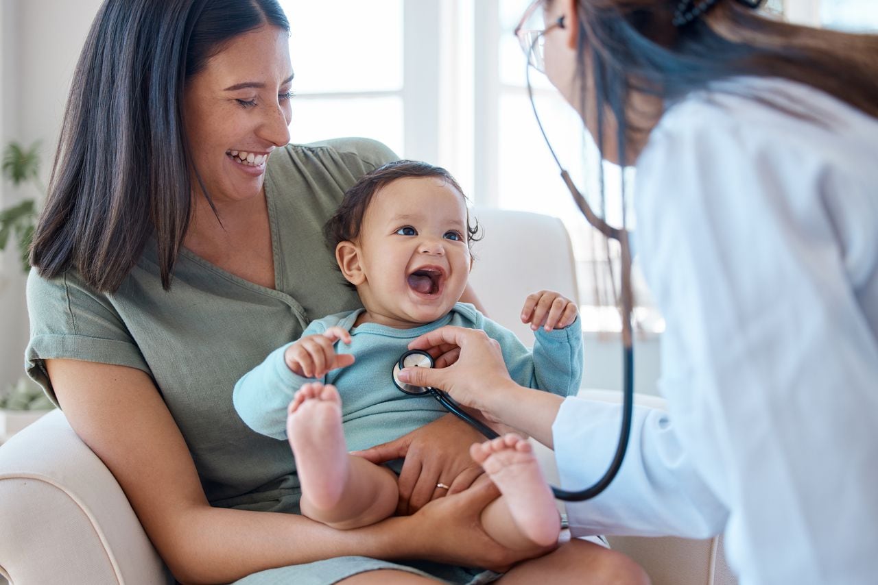 Es importante llevar a los bebés menores de un año a consulta con el pediatra cada mes o máximo cada 2 meses, debido a que están en un período de crecimiento más rápido.