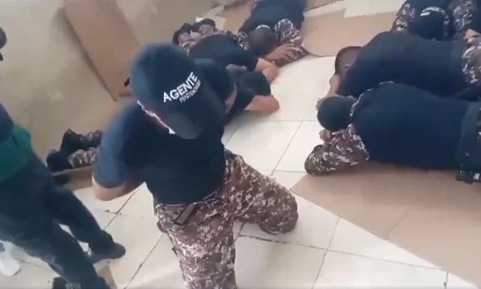 Guardas penitenciarios de Ecuador secuestrados por encapuchados armados.