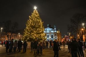 La gente se reúne junto a un árbol de Navidad frente a la Casa de la Ópera en la Avenida Svobody, donde generalmente se celebraba el Mercado de Navidad en Navidad ortodoxa, en Lviv, Ucrania, el 8 de enero de 2023.