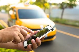 En la ciudad de Cali operan varias aplicaciones de movilidad que ofrecen el servicio de transporte público, algunas inclusive cuentan con tarifas más bajas que los tradicionales taxis.