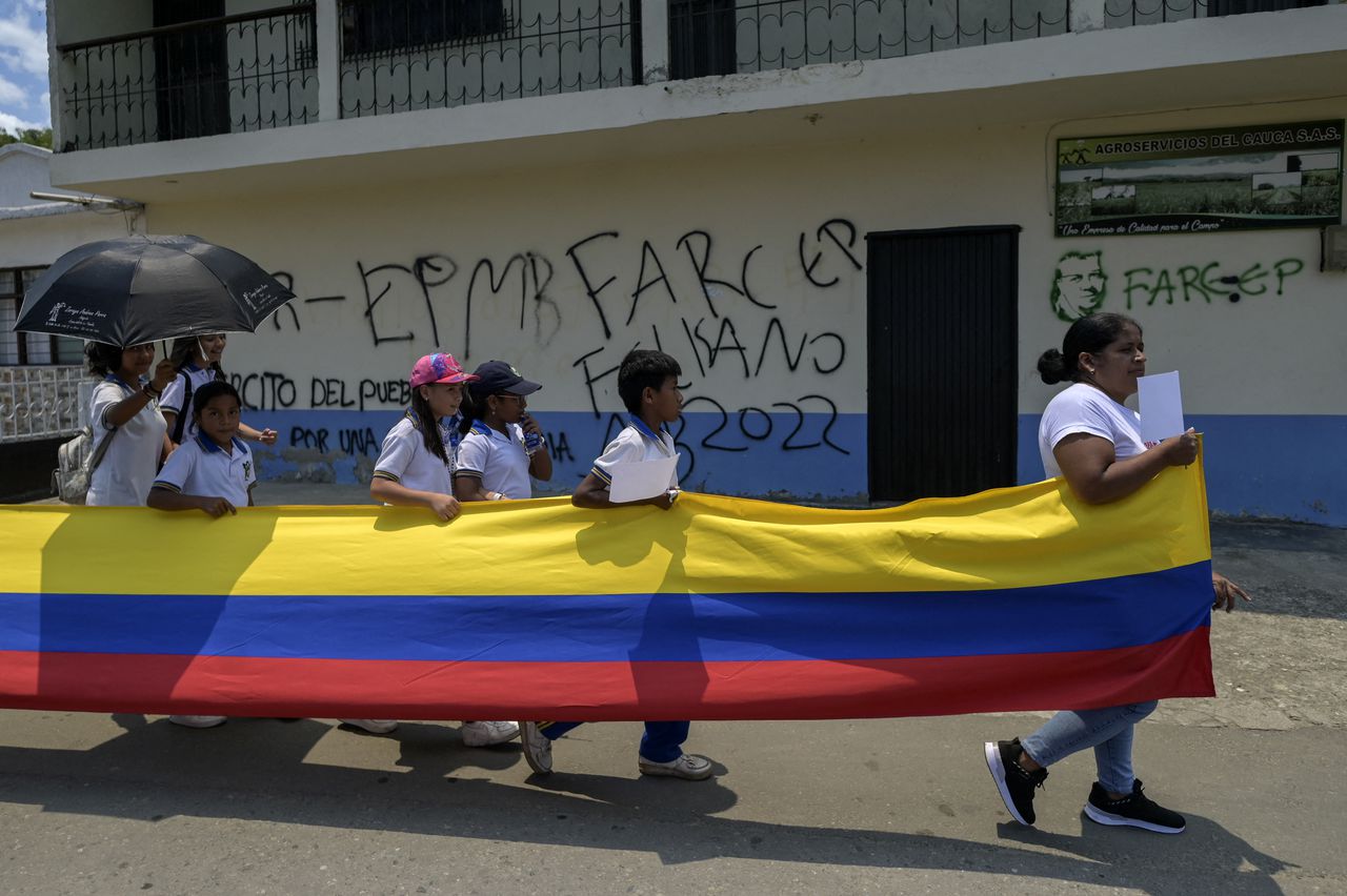 Estudiantes y lugareños participan en una protesta contra la violencia luego de que la escuela José María Obando fuera alcanzada por disparos durante los combates que tuvieron lugar el 5 de septiembre entre la Policía colombiana y el frente de la disidencia de las FARC EP Dagoberto Ramos en Corinto, departamento del Cauca
