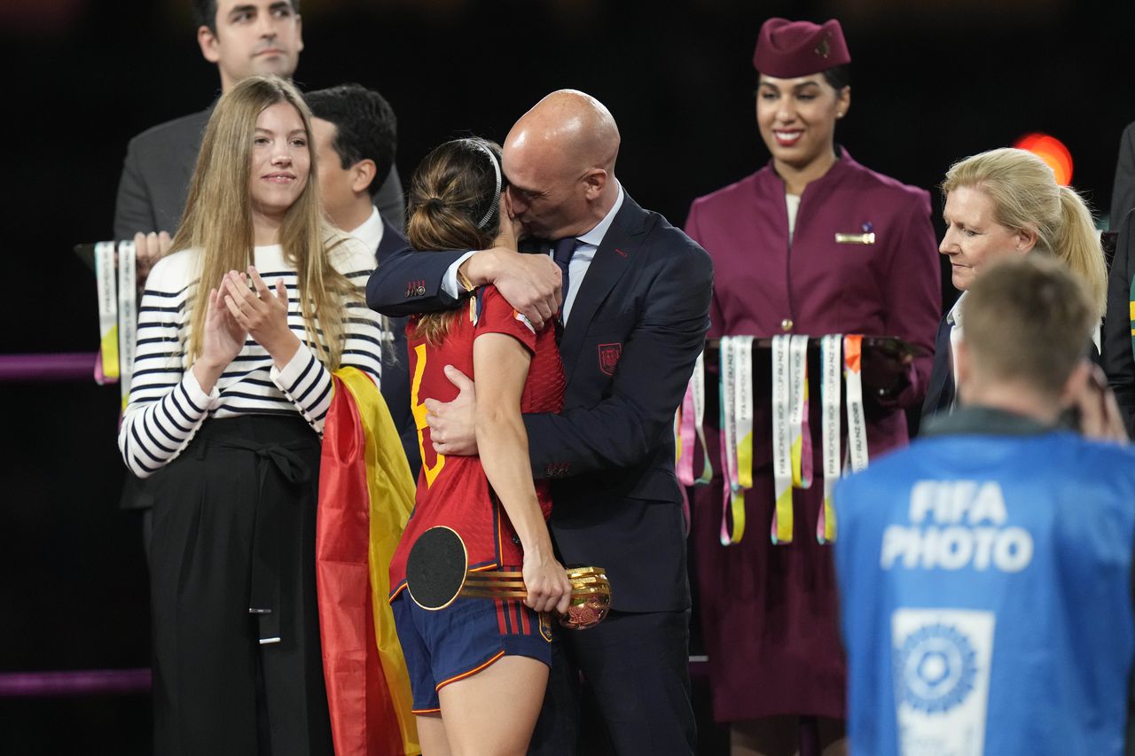 Luis Rubiales, polémico por estos días, en medio de la celebración junto a las jugadoras de España por la obtención de la Copa del Mundo 2023