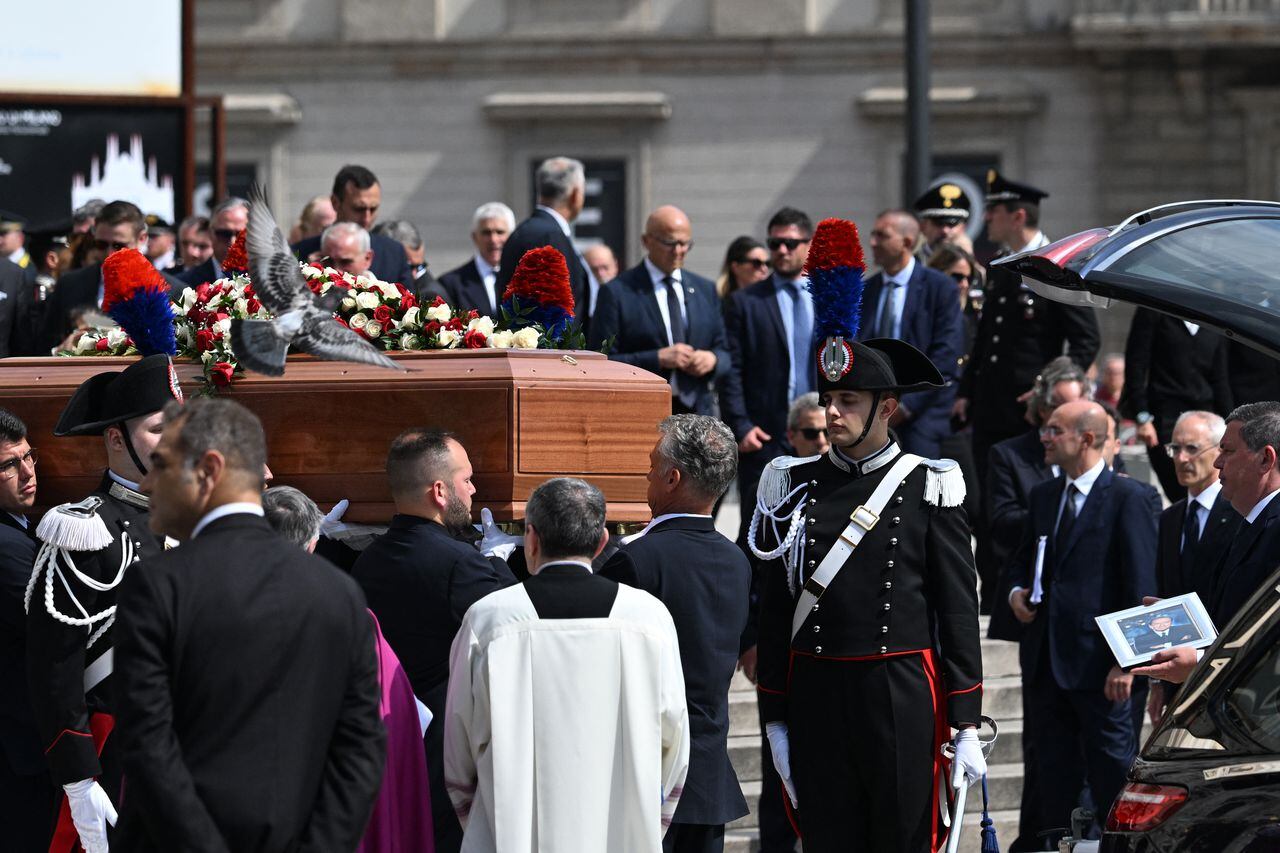 Los portadores del féretro llevan el ataúd del ex primer ministro italiano y magnate de los medios, Silvio Berlusconi.