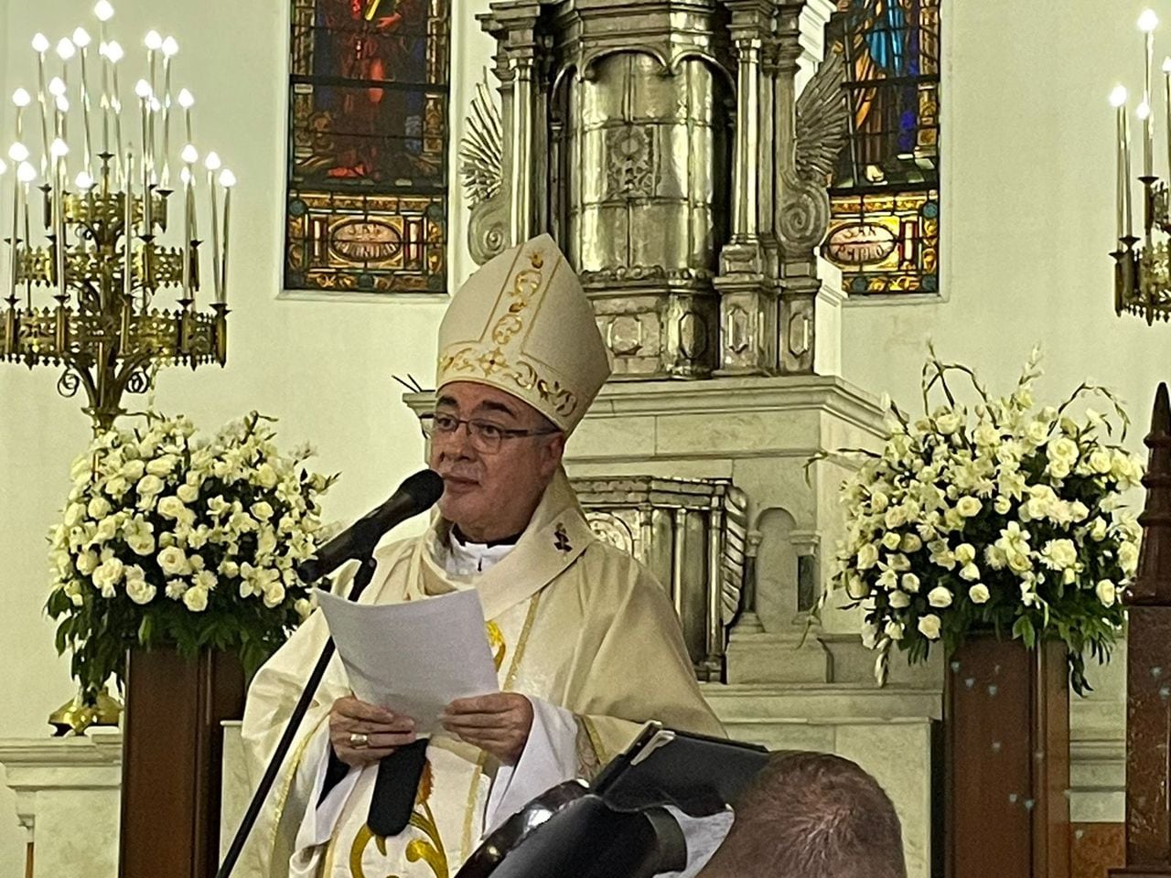 Monseñor Luis Fernando Rodríguez Velásquez, arzobispo de Cali, dirigió la misa previa al acto de posesión de Alejandro Eder.