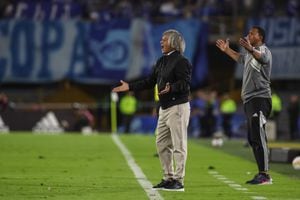 Alberto Gamero reclamando una decisión arbitral durante la final entre Millonarios y Atlético Nacional