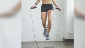 Saltar cuerda 15 minutos es un buen ejercicio que recomiendan los expertos para mejorar la circulación en las piernas. Foto: GettyImages.