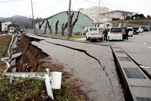 La confirmación de tsunamis de hasta cinco metros eleva la alerta y la preocupación en todo el país.