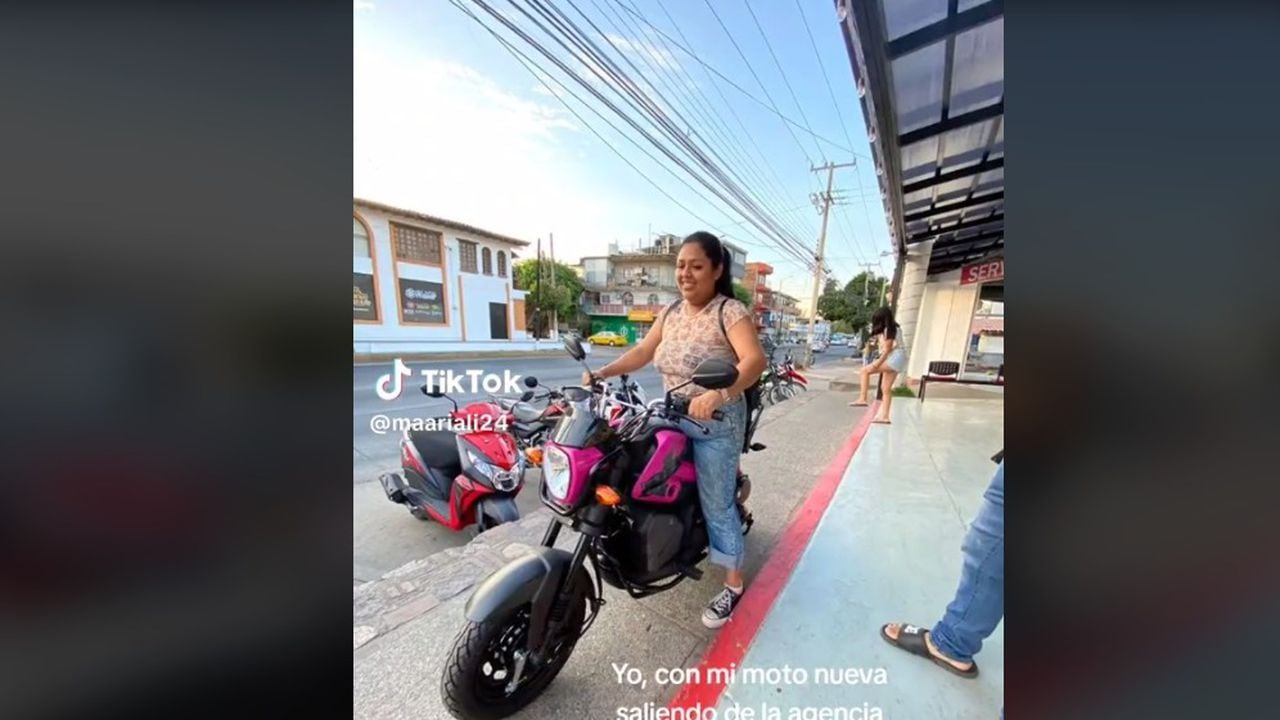 Mujer saca su moto del concesionario y segundo después la estrella.