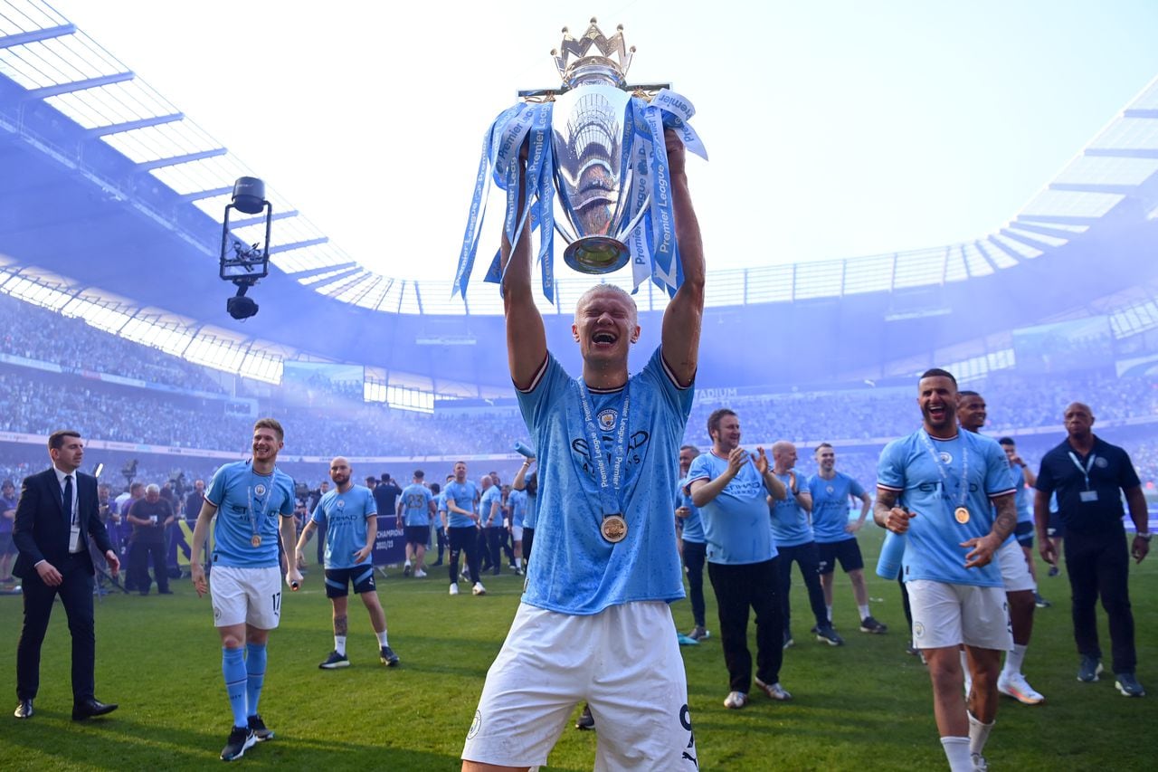 Imagen de la celebración de Erling Haaland del Manchester City por la consecución del título de la Premier League 2022-2023