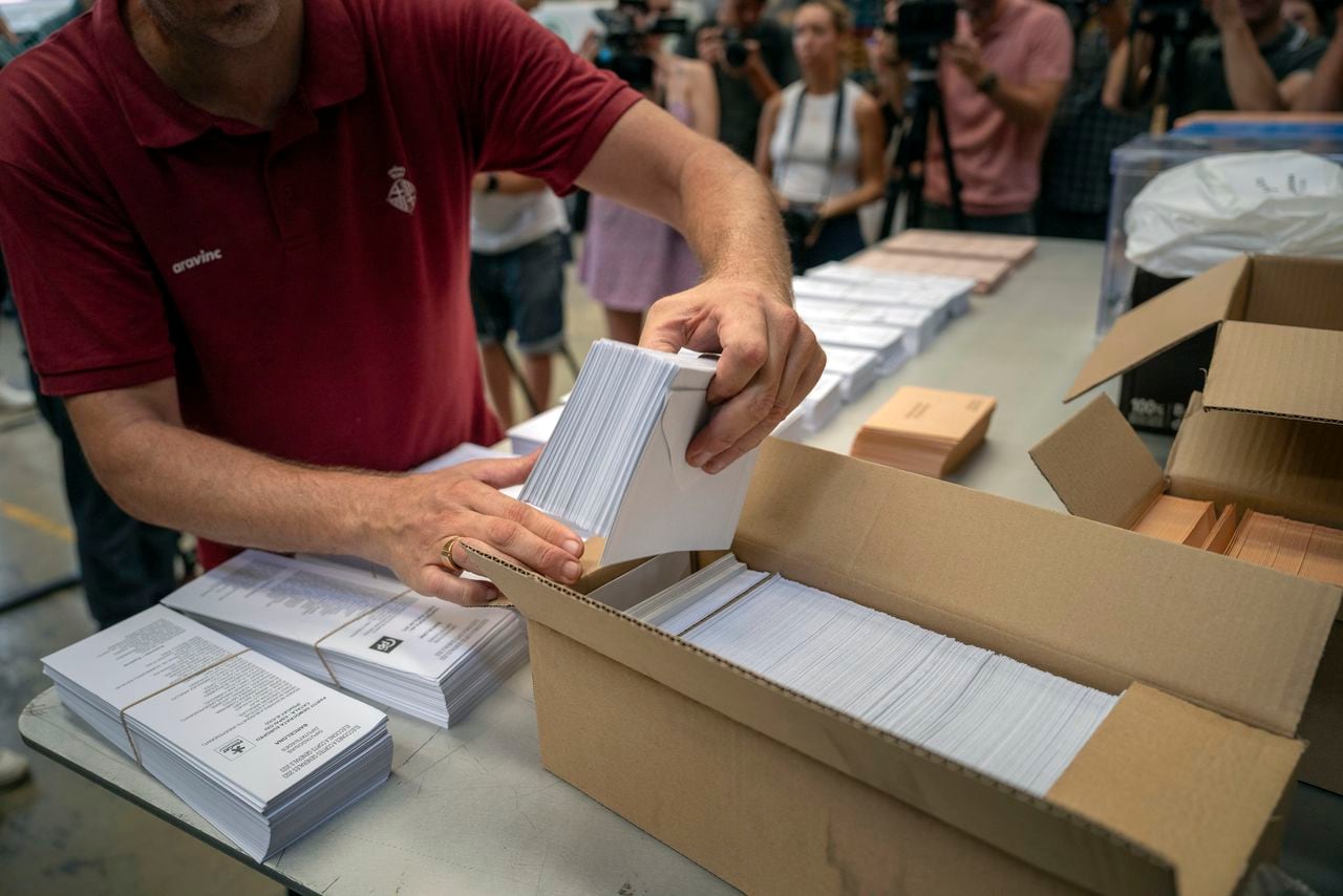 Se estima que 37,5 millones de españoles participan este domingo de las elecciones.