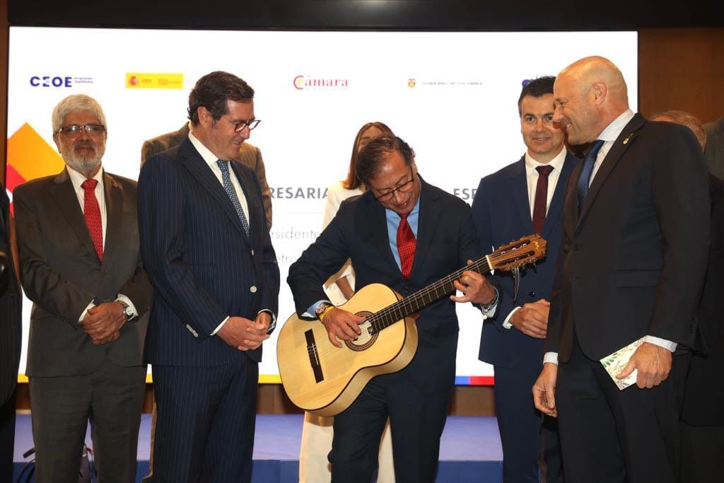 El Presidente tocó la guitarra en un evento con empresarios españoles.