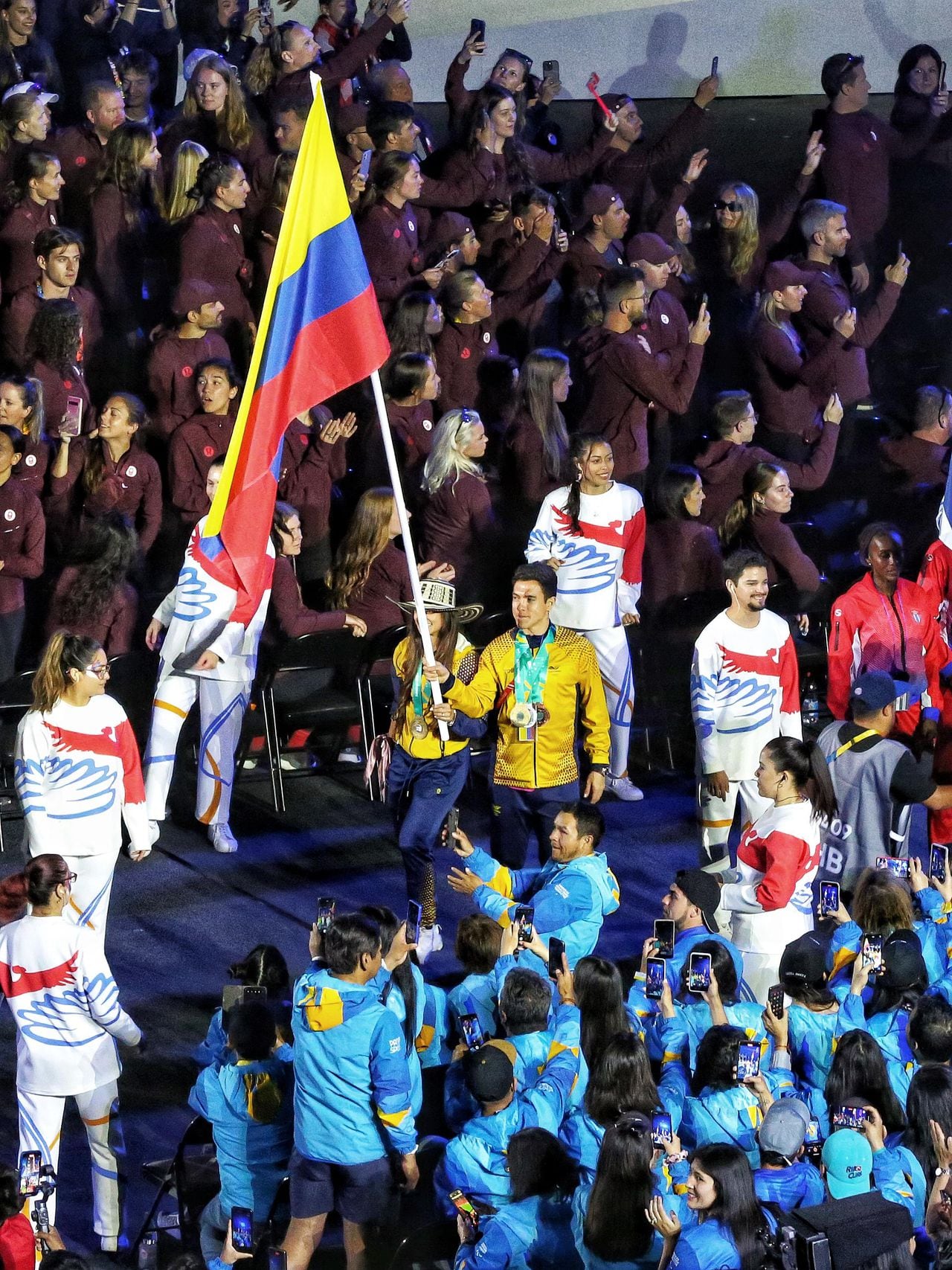 Miguel Ángel Rodríguez y Fabriana Arias fueron los encargados de portar la bandera de Colombia en la ceremonia de clausura de los Juegos Panamericanos 2023.