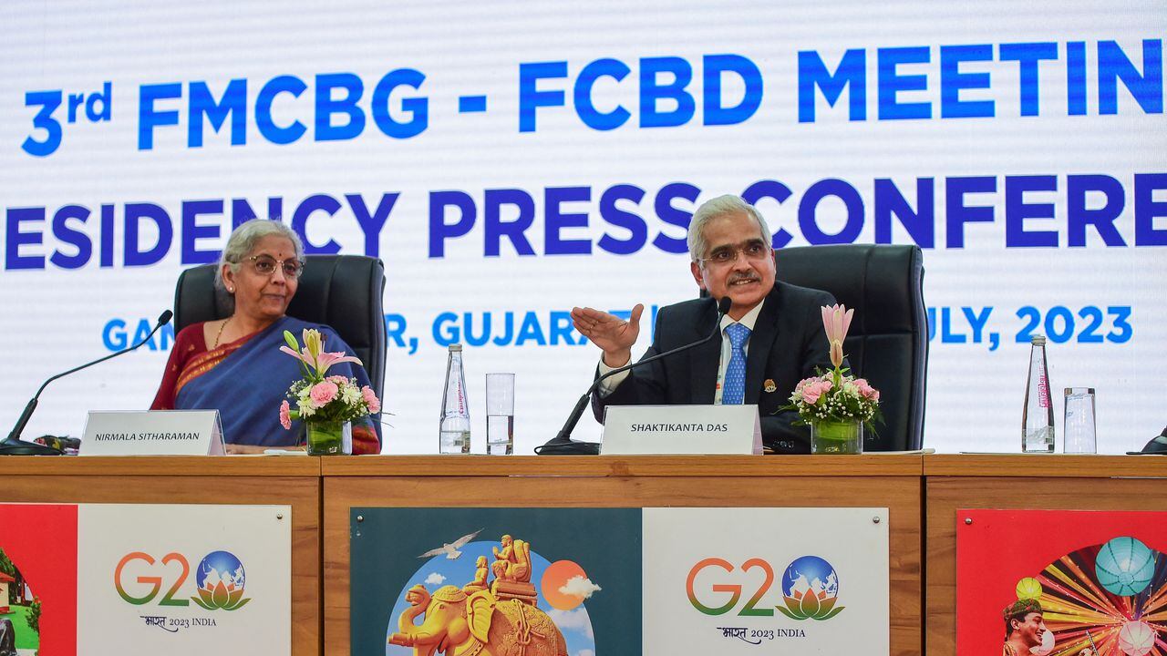 El gobernador del Banco de la Reserva de la India (RBI) Shaktikanta Das (R) se dirige a una conferencia de prensa mientras la ministra de Finanzas de la India, Nirmala Sitharaman, escucha al final de las reuniones de los ministros de finanzas, los gobernadores de los bancos centrales (FMCBG) y los diputados de finanzas y bancos centrales (FCBD) del G20 , en el Mahatma Mandir en Gandhinagar el 18 de julio de 2023.