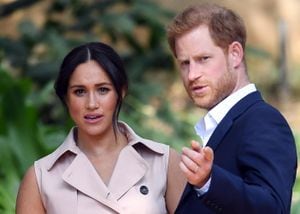 El príncipe Harry y su esposa Meghan Markle anunciaron que dan un "paso atrás" en sus funciones en la familia real.