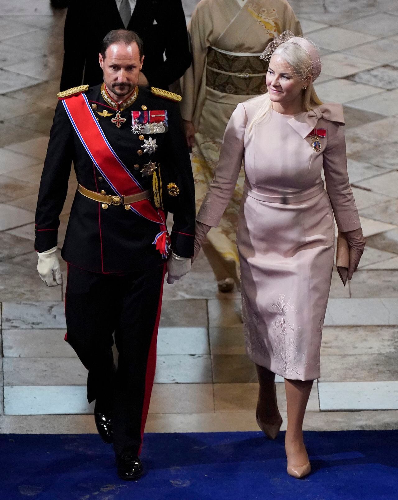 El príncipe heredero Haakon  y la princesa heredera Mette-Marit de Noruega llegan a la Abadía de Westminster en el centro de Londres el 6 de mayo de 2023, antes de las coronaciones del rey Carlos III de Gran Bretaña y la reina consorte Camilla de Gran Bretaña.