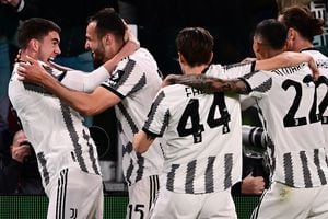 La Juventus de Italia recuperó los 15 puntos que perdió debido a la sanción interpuesta por supuestos amaños contables para maquillar sus cuentas. Foto: AFP