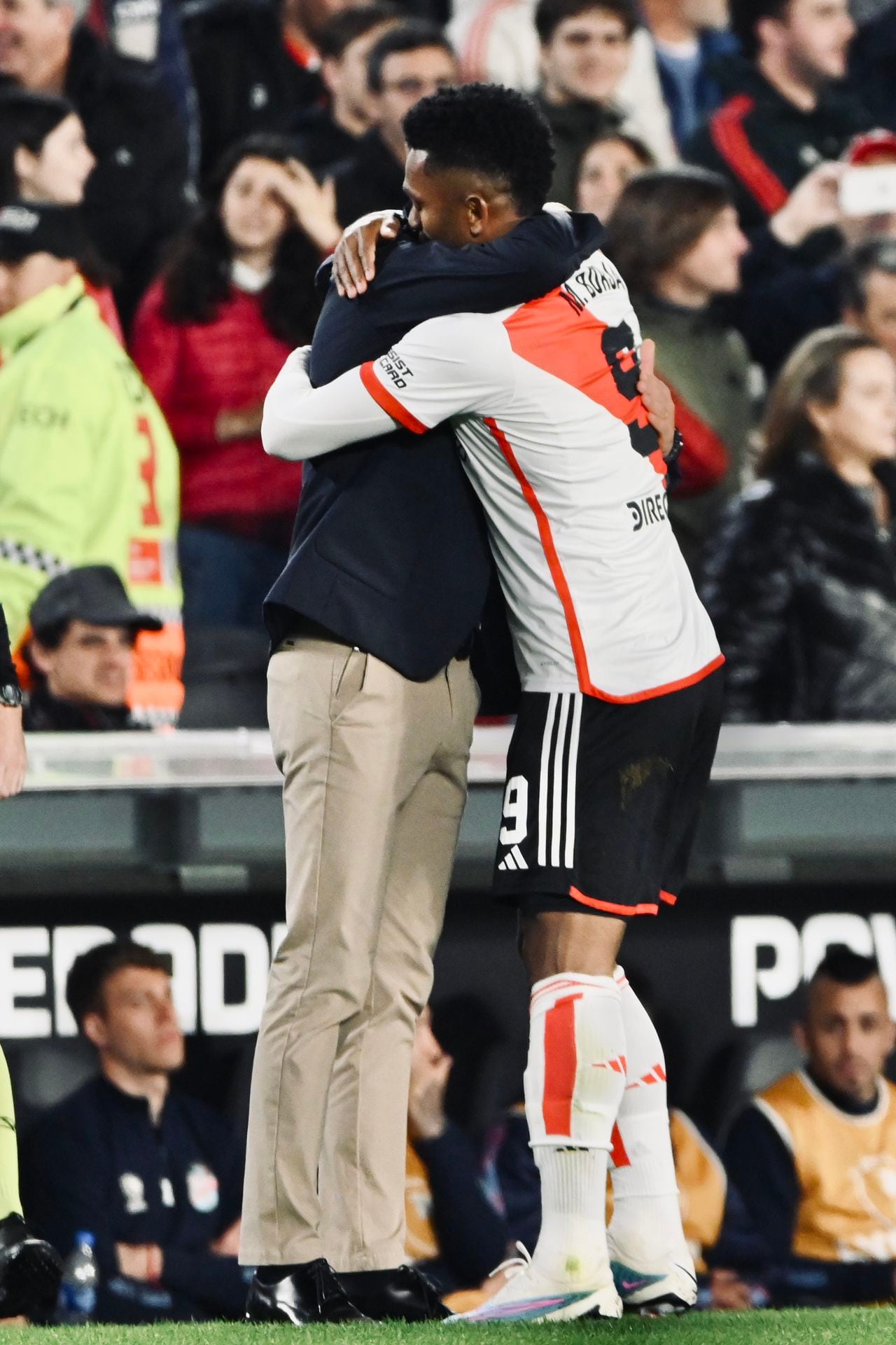 Miguel Borja abrazó a Martín Demichelis después de su gol.