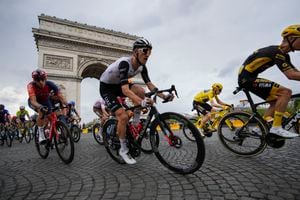 El grupo con el danés Jonas Vingegaard, vestido con la camiseta amarilla de líder general, pasa el Arco del Triunfo durante la vigésimo primera etapa de la carrera ciclista del Tour de Francia de más de 115 kilómetros (71,5 millas) con inicio en Saint-Quentin-en-Yvelines y final en la avenida de los Campos Elíseos en París, Francia, el domingo 23 de julio de 2023. (Foto AP/Daniel Cole)