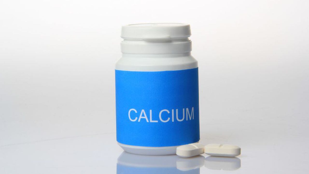 Los suplementos de calcio pueden ser recomendados para las personas mayores de 50 años, especialmente aquellas con una ingesta dietética insuficiente de este mineral, para mantener la densidad ósea.