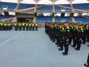 Las autoridades locales hicieron un amplio despliegue de uniformados en el estadio Pascual Guerrero.