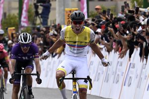 El ciclista colombiano Alejandro Osorio, del equipo GW Erco Shimano team, festeja su victoria en la tercera etapa del Tour Colombia 2024. en Tunja /Foto Luis ACOSTA / AFP)