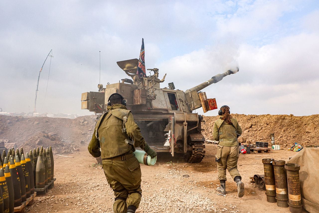 Se muestra una unidad de artillería israelí cerca de la frontera con la Franja de Gaza el 5 de diciembre de 2023, en medio de continuas batallas entre Israel y el grupo militante Hamás.