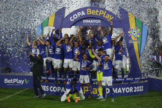 Millonarios alzando el trofeo de campeón de la Copa BetPlay 2022