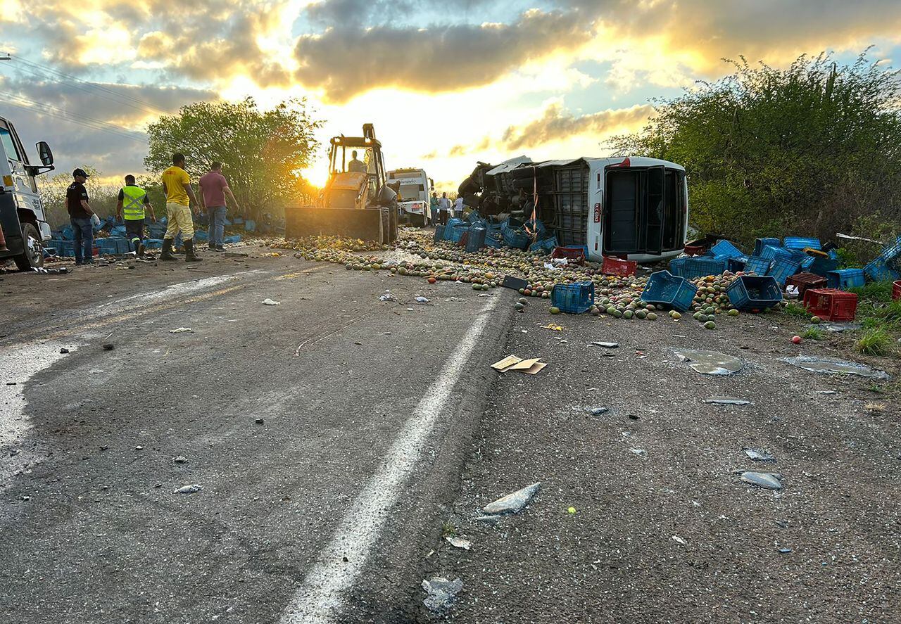 Handout picture released by the Jacobina City Hall communication department on January 8, 2024, taken at the site of an accident involving a tourist bus and a truck in which at least 25 people died late January 7, near the municipality of Gaviao in the northeastern state of Bahia, Brazil. "Military firefighters responded to an incident that left 25 dead" near the municipality of Gaviao, about 155 miles (250 kilometres) from the capital of Bahia state, Salvador. (Photo by ASCOM PMJ / AFP)