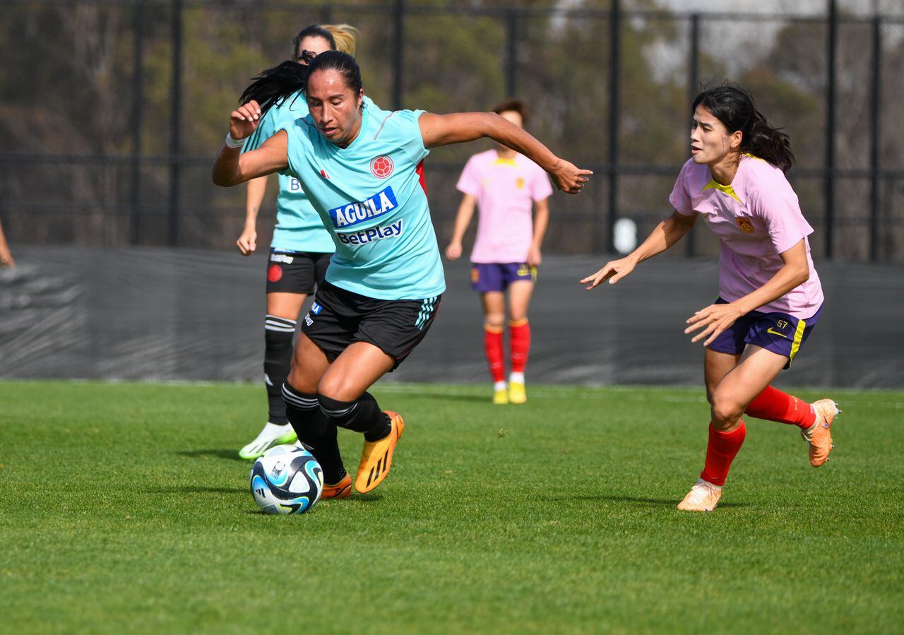 Mayra Ramírez en un juego amistoso entre la Selección Colombia y su similar de China previo al Mundial de Australia y Nueva Zelanda 2023.