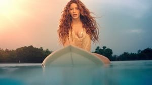 En el video, Shakira muestra sus adelantos en el surf, deporte al que se ha vuelto muy aficionada últimamente.