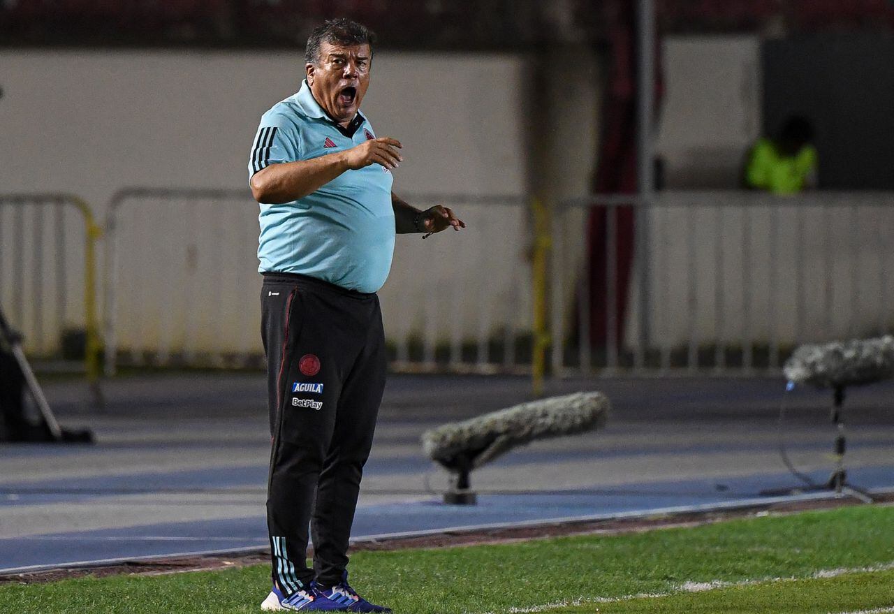 Colombia's national football team coach Nelson Abadia gives instructions to his players during the friendly football match between Panama and Colombia, ahead of the upcoming FIFA Women's World Cup, at the Rommel Fernandez stadium in Panama City, Panama, on June 17, 2023. The FIFA Women's World Cup Australia & New Zealand 2023 will be held from July 20 to August 20, 2023. (Photo by ROBERTO CISNEROS / AFP)
