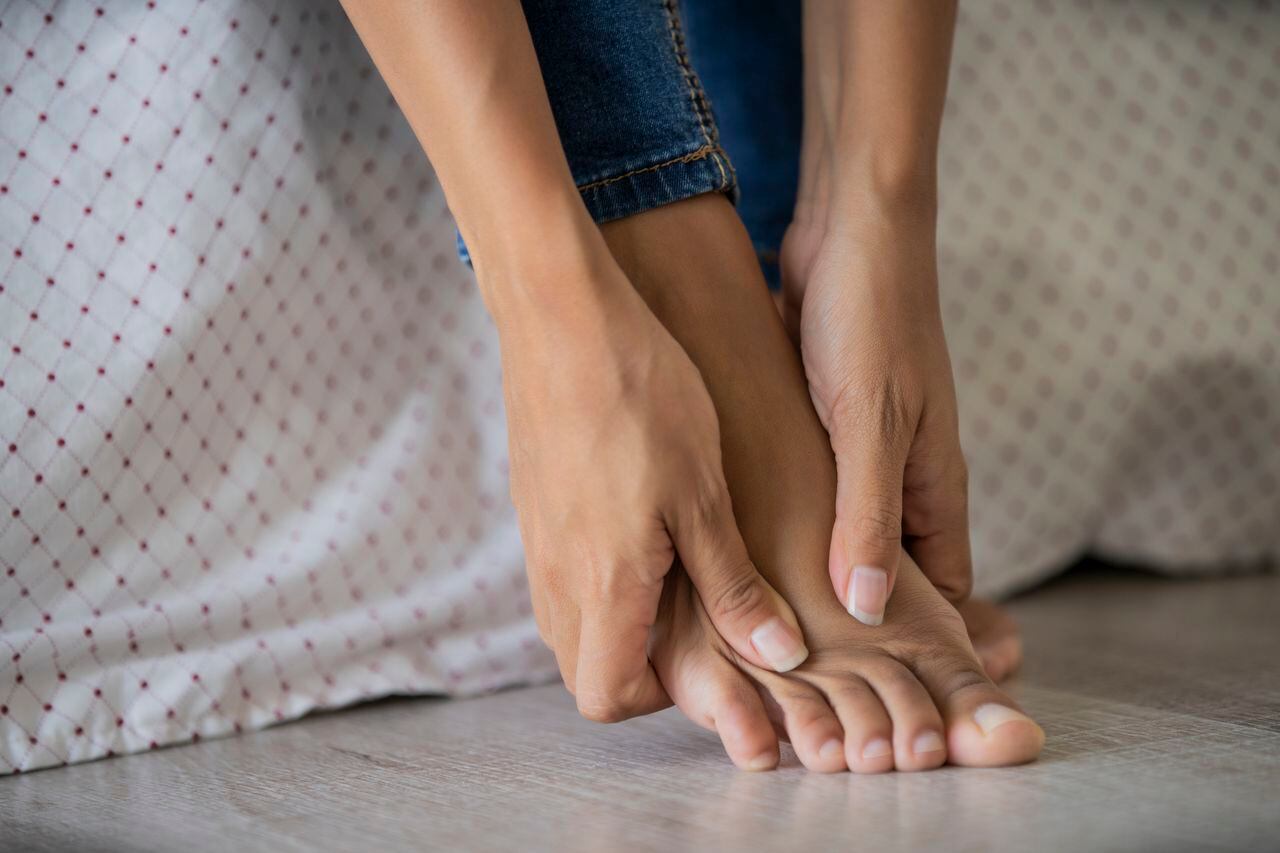 Los increíbles beneficios de masajear los pies por la noche