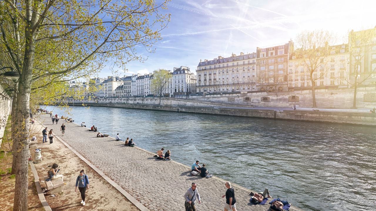 La pasarela del río Sena con parisinos relajándose, París, Francia