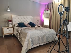 Una cama, una cámara, luces y un computador con buen internet son los requisitos básicos de una 'room' para el modelaje webcam.