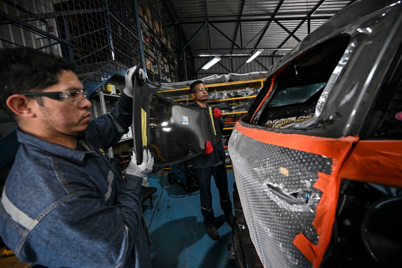 Los propietarios de vehículos de alta gama pagan fortunas para blindarlos contra el narcotráfico y la violencia de pandillas, en medio de un "boom" en la industria de seguridad de Ecuador.