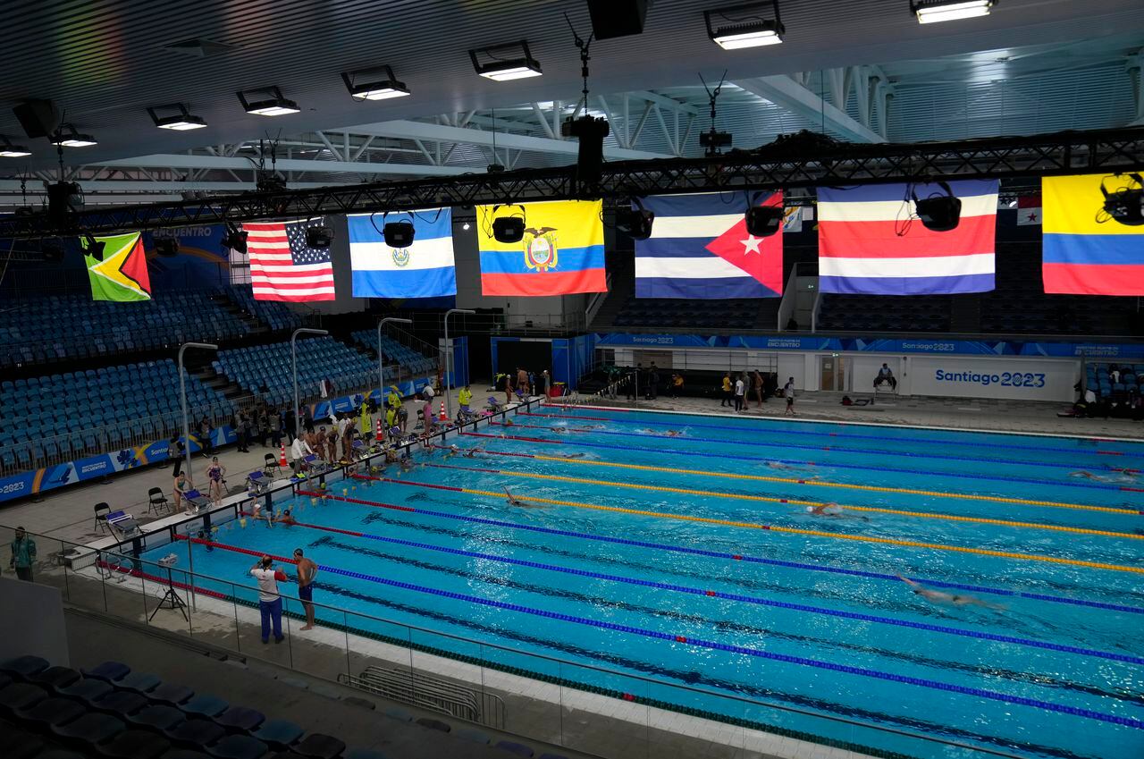 Los nadadores entrenan antes del inicio de los Juegos Panamericanos en Santiago, Chile, el miércoles 18 de octubre de 2023. Los Juegos comienzan el 20 de octubre. (Foto AP/Silvia Izquierdo)