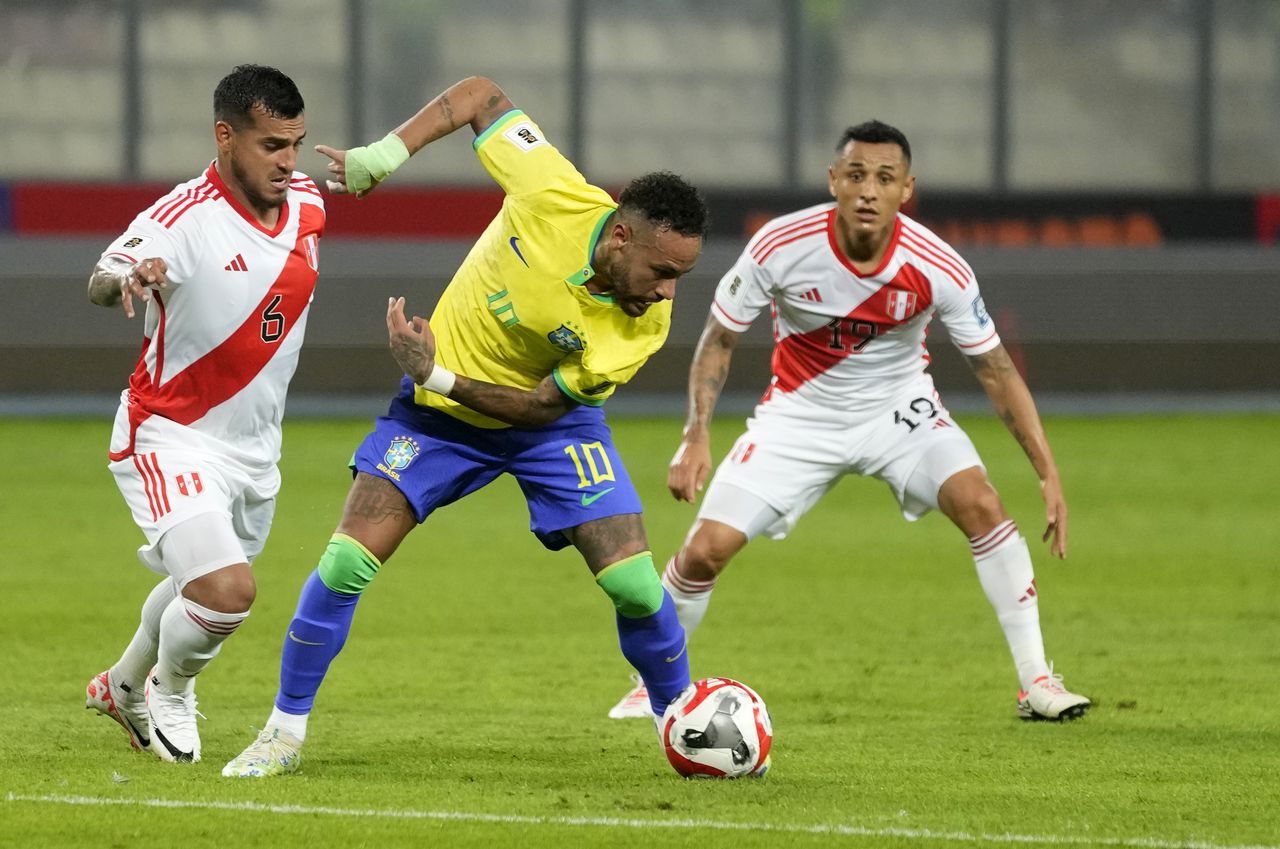 Neymar defiende un balón anyte la marca de Miguel Trauco, en el juego entre Perú y Brasil, en las eliminatorias Sudamericanas 2026.