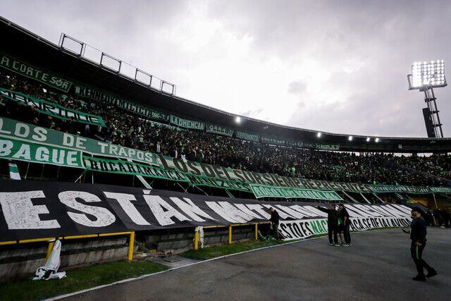 "Están matando a Nacional", se veía en uno de los 'trapos' que la hinchada del 'verde' colgó en la tribuna sur del estadio 'El Campín'.