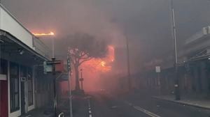 Humo y llamas de incendios forestales que azotaron el centro de Lahaina, en Maui, Hawai.